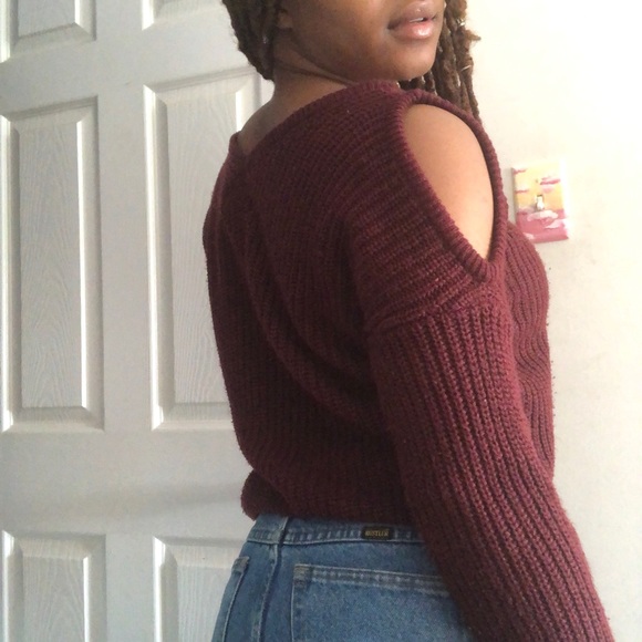 Maroon knitter sweater shoulder cutouts - Picture 3 of 3